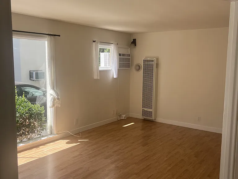 1147 Hacienda Pl #4 — Photo 9