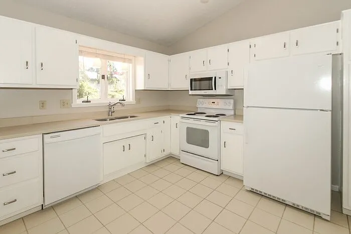 33 Rogers Rd — Photo 5