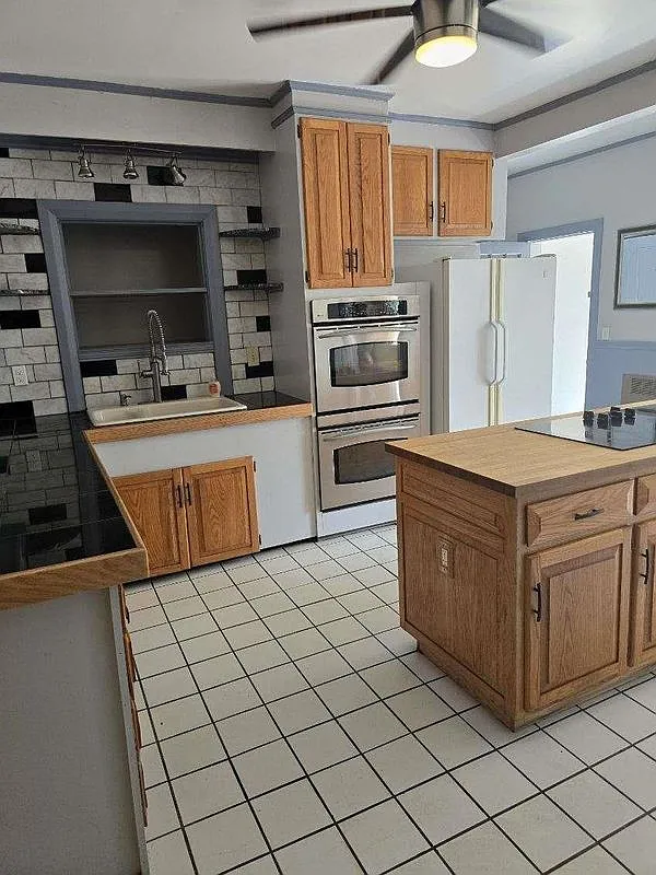 2 bed, 1.0 bath, 1930 sqft, $2,700 — Photo 2