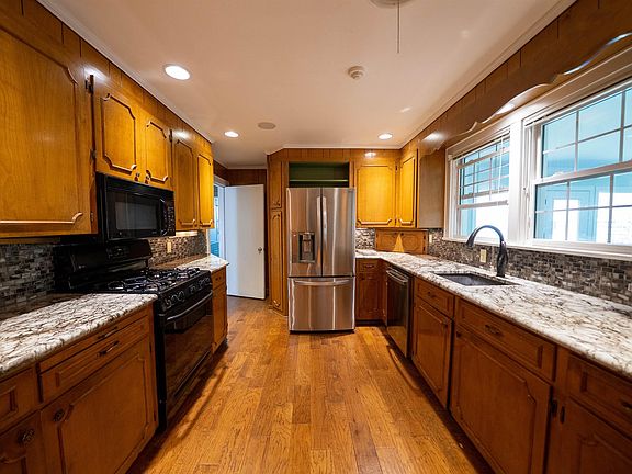 5th image of 3108 N Trenton St