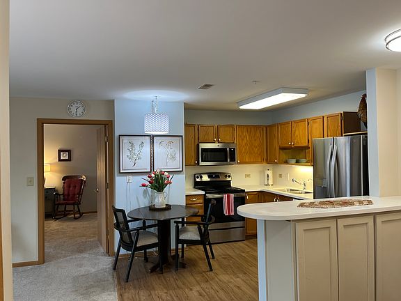 5th image of 605 Barrington Ave APT 216