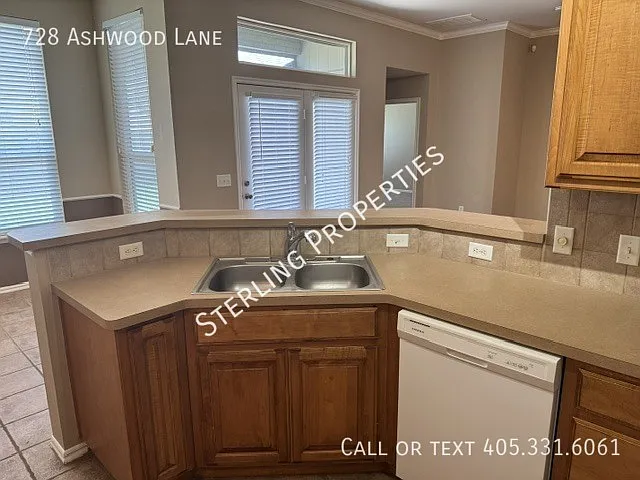 728 Ashwood Ln — Photo 16