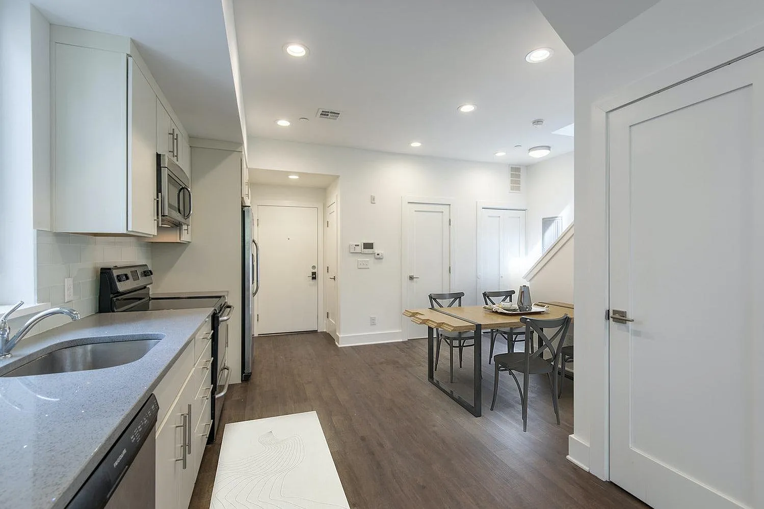 2 bed, 2.5 bath, 1200 sqft, $2,000 — Photo 4