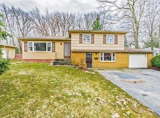 16 Henry Cir, Rochester, NY 14624