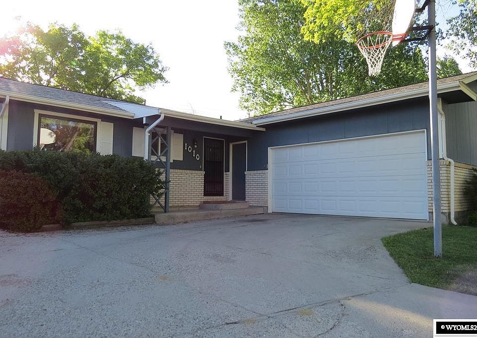 1st image of 1010 Pinecrest St