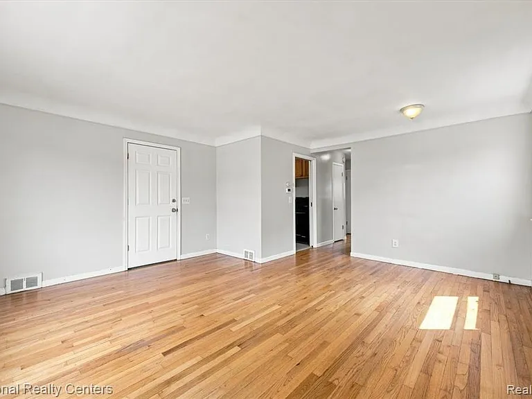 26280 Pinehurst St — Photo 2