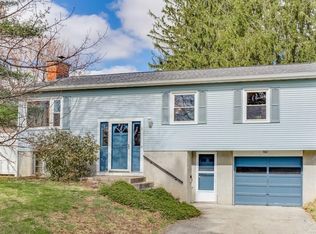 8 Applewood Ln, Amherst, MA 01002