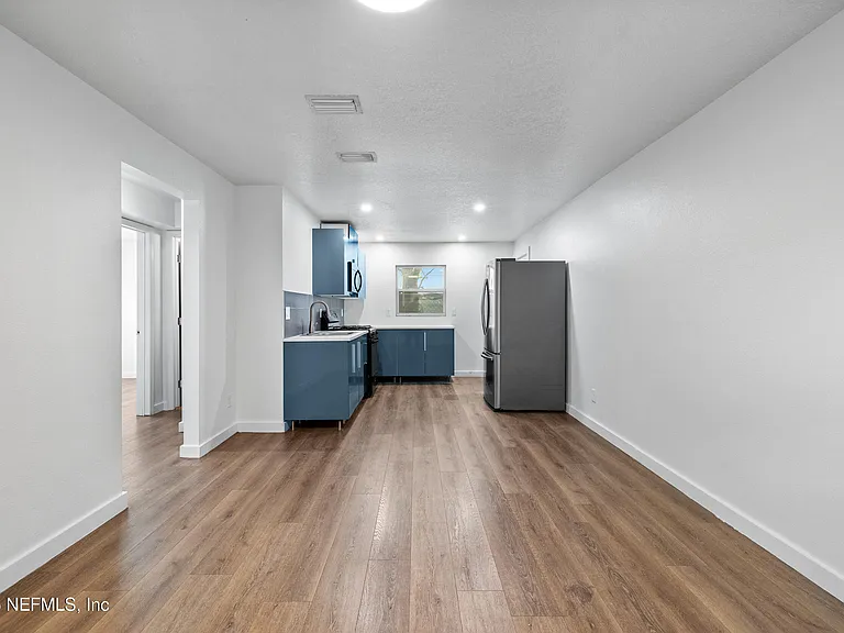231 E 16th St #1 — Photo 6