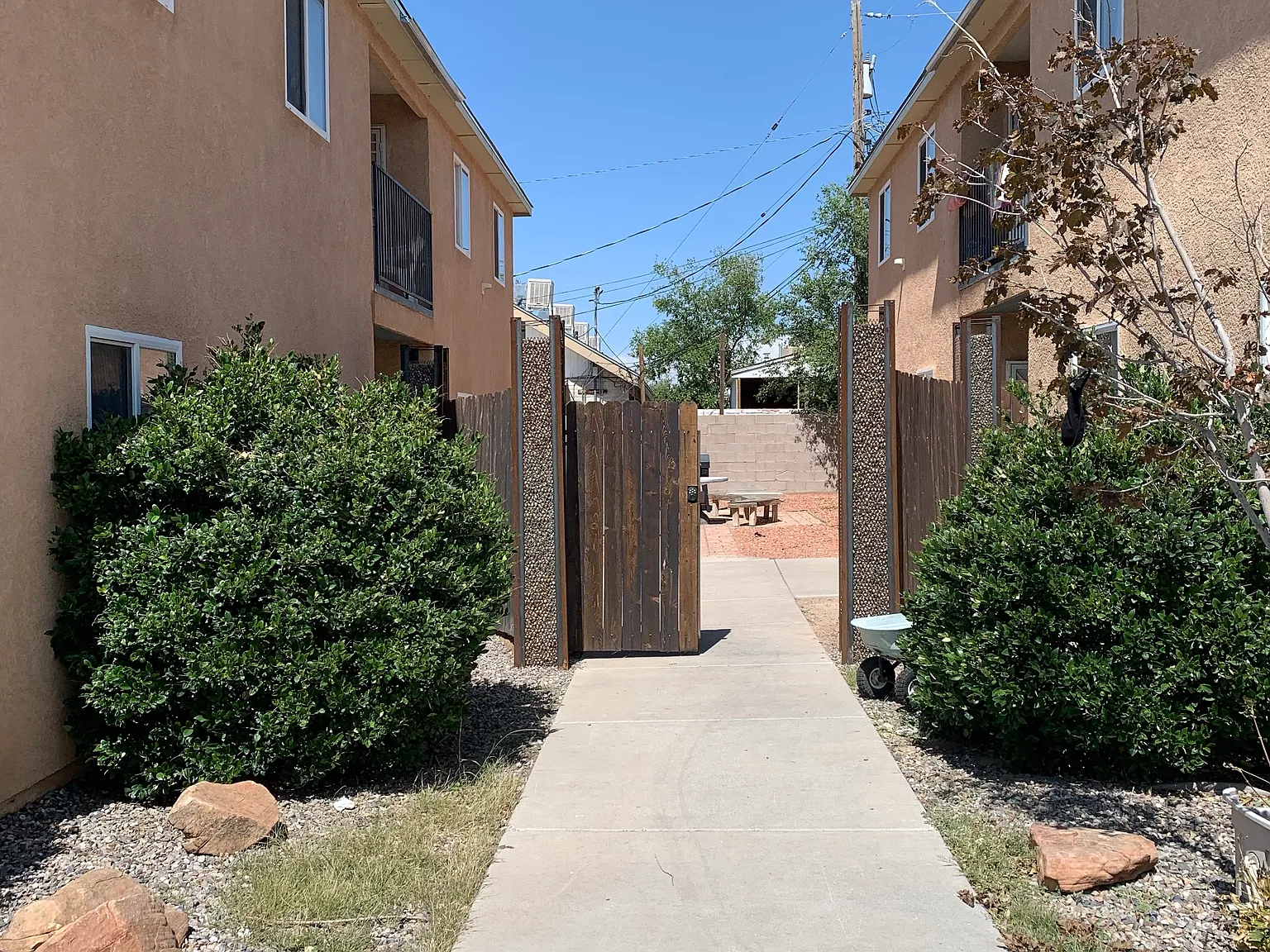 2 Bedroom Ridgecrest Apartment w/ Ref Air& Washer/Dryer! — Photo 1