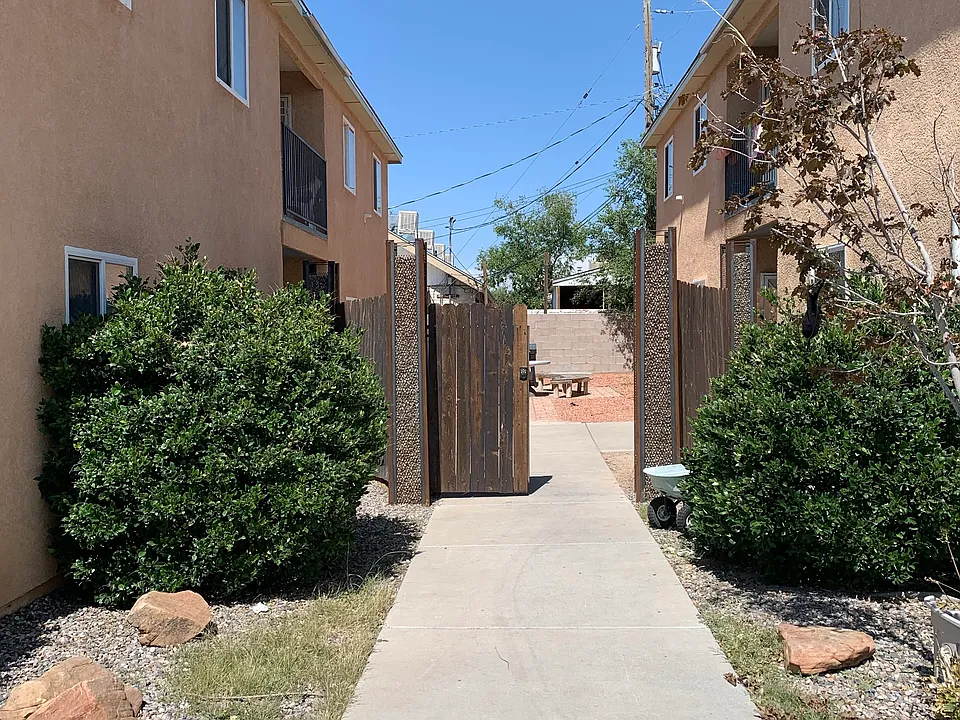 2 Bedroom Ridgecrest Apartment w/ Ref Air& Washer/Dryer!