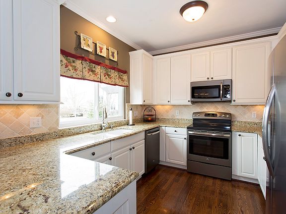 5th image of 704 Glencrest Ln