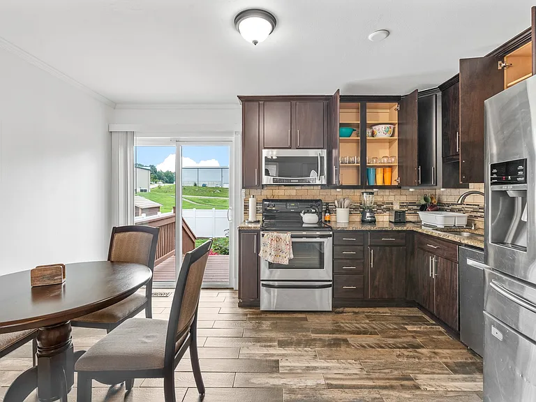 803 Matthews Dr — Photo 16