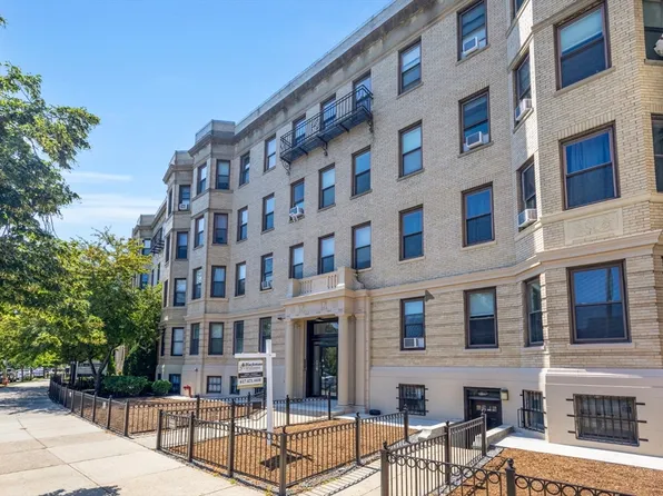 69 Park Dr APT 4, Boston, MA 02215