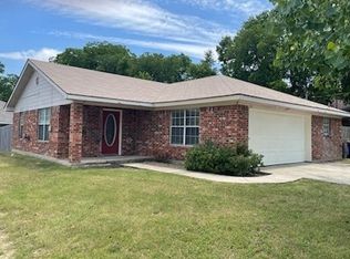 651 Meadow Park Dr, White Settlement, TX 76108