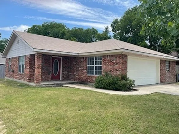651 Meadow Park Dr, White Settlement, TX 76108
