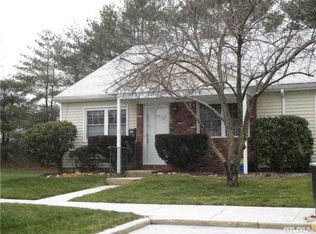 131 Barn Run Ct, Huntington Station, NY 11746