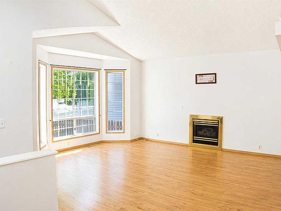 4th image of 16 E Martinridge Way NE