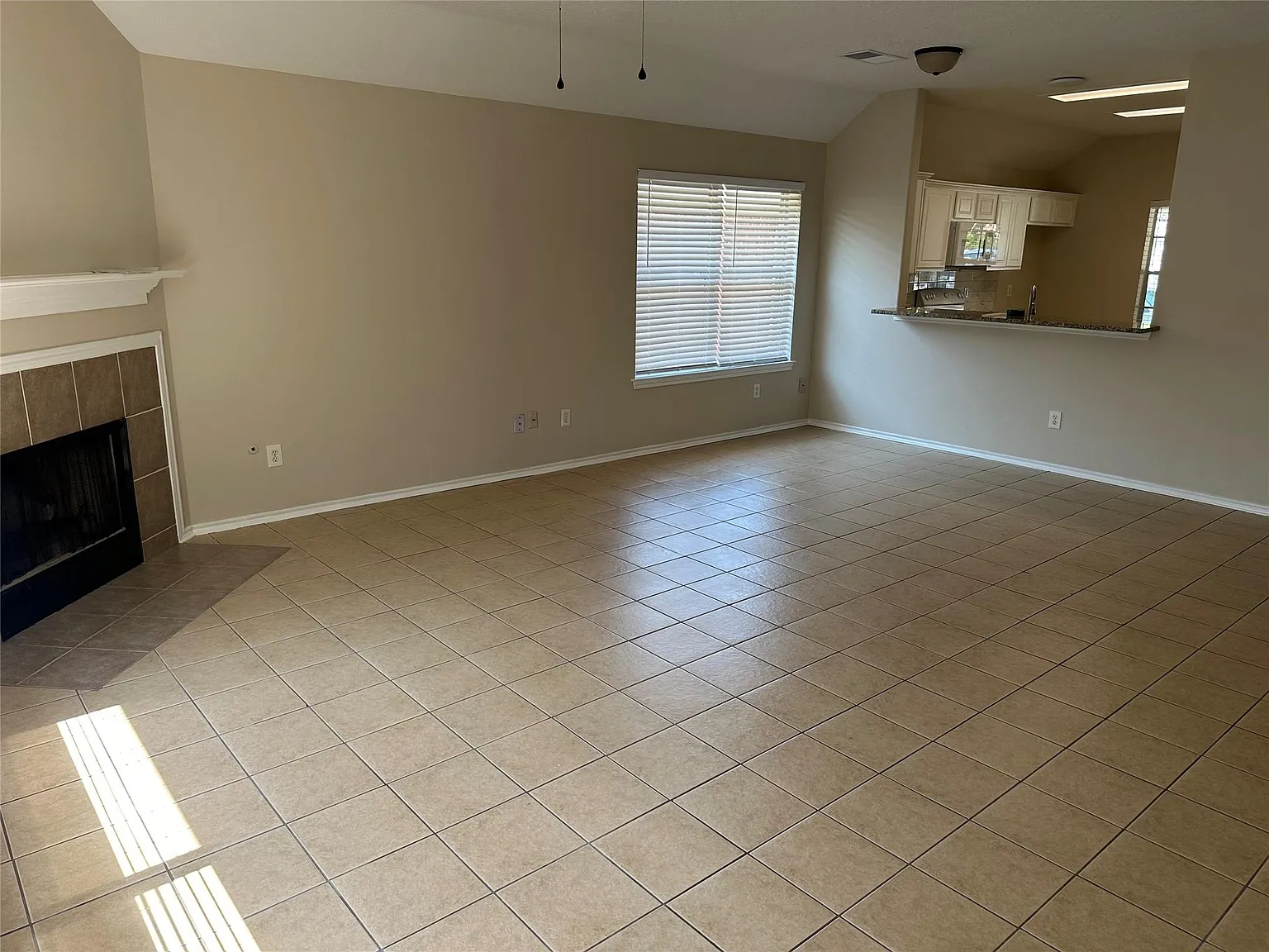 3 bed, 2.0 bath, 1518 sqft, $2,000 — Photo 4