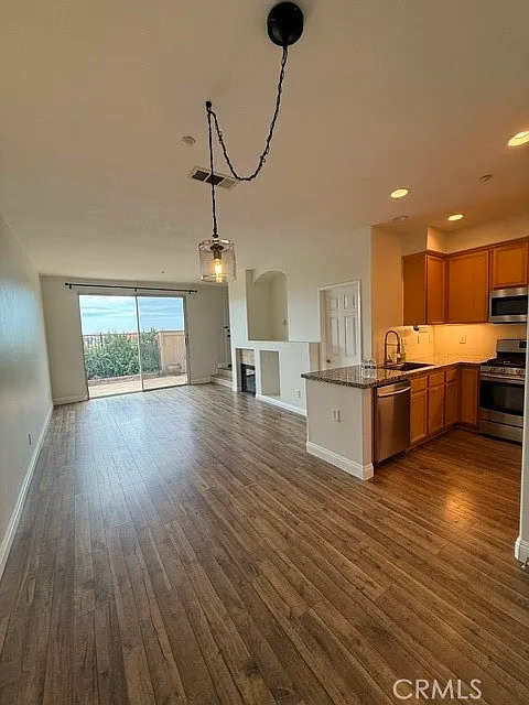 3 bed, 2.5 bath, 1200 sqft, $3,685 — Photo 2