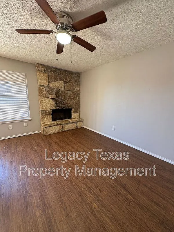 2 bed, 1.5 bath, 1000 sqft, $1,250 — Photo 2