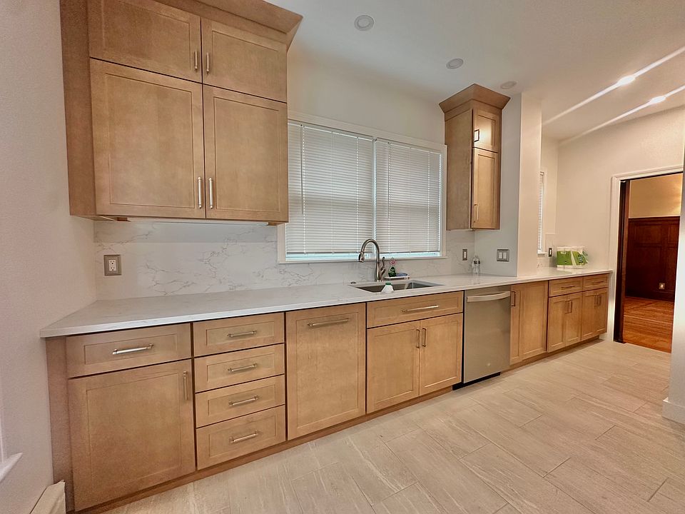 1st image of 102 Bayswater St #1