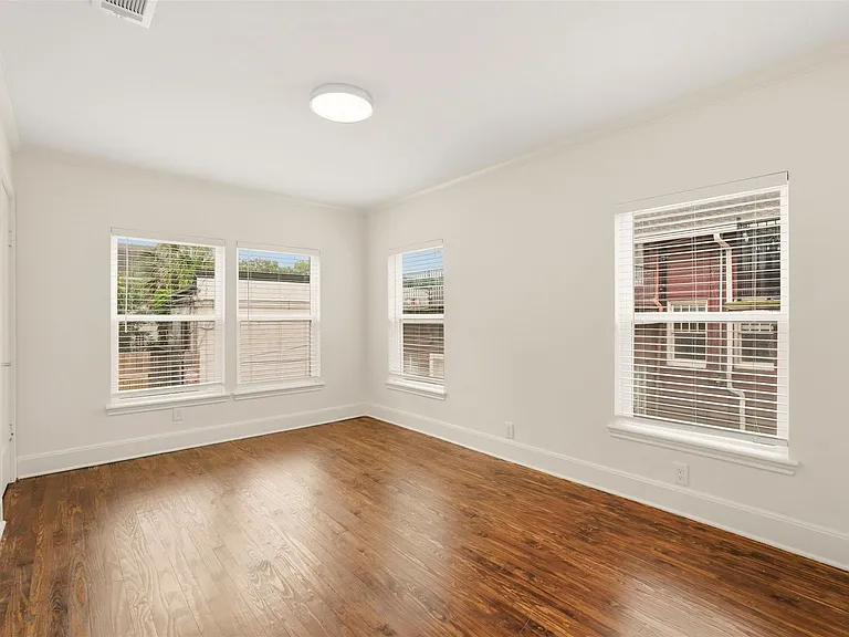612 1/2 W Alabama St — Photo 16