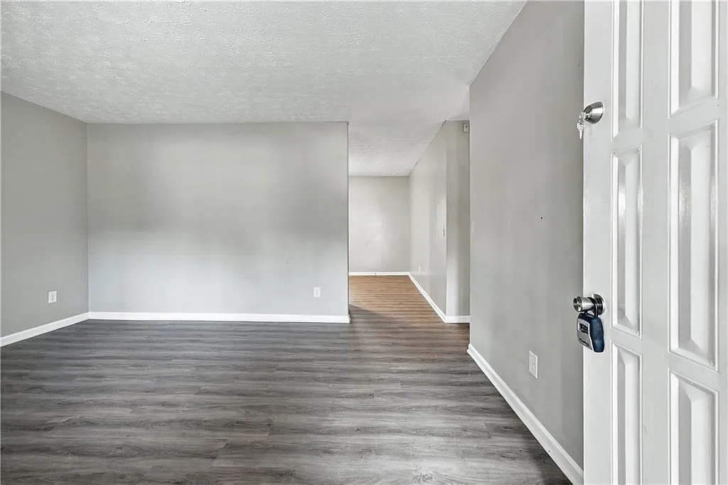 3 bed, 1.0 bath, 1035 sqft, $1,700 — Photo 3