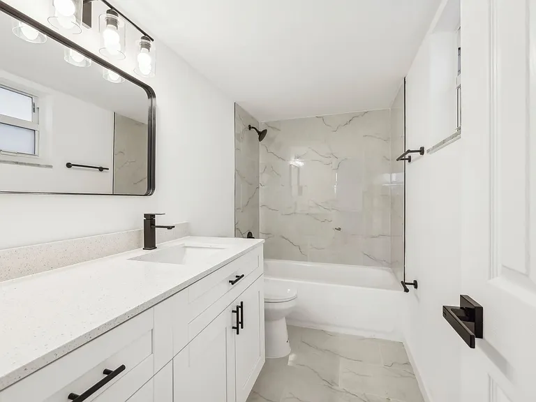The Oaks Apartments — Photo 11