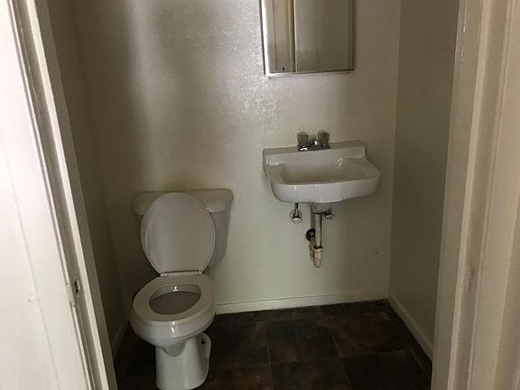4th image of 214 NE 7th Ave APT A
