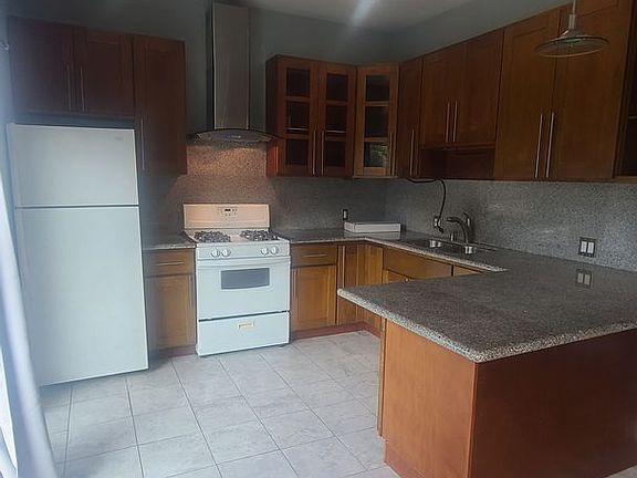 3rd image of 670 Stanyan St #2