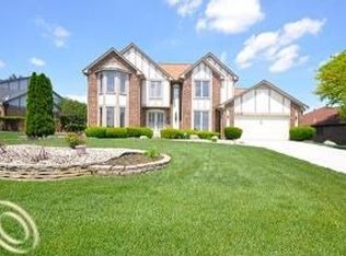37546 River Bnd, Farmington Hills, MI 48335