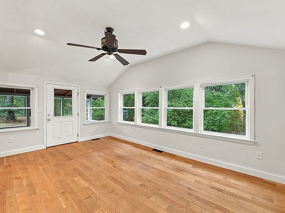 3rd image of 154 Herrick Rd