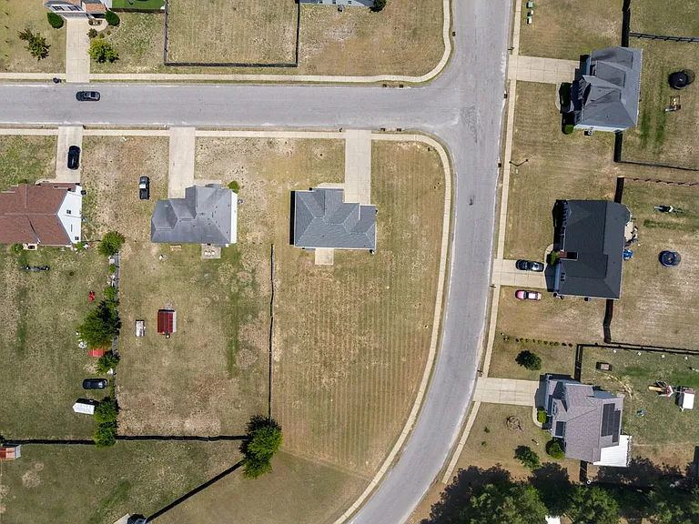 121 Feathers Ln — Photo 32