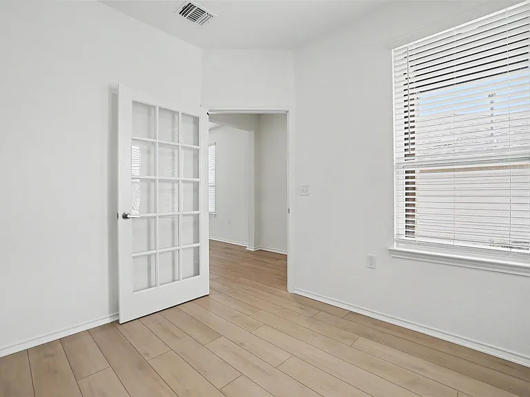310 Livewater Ln — Photo 3