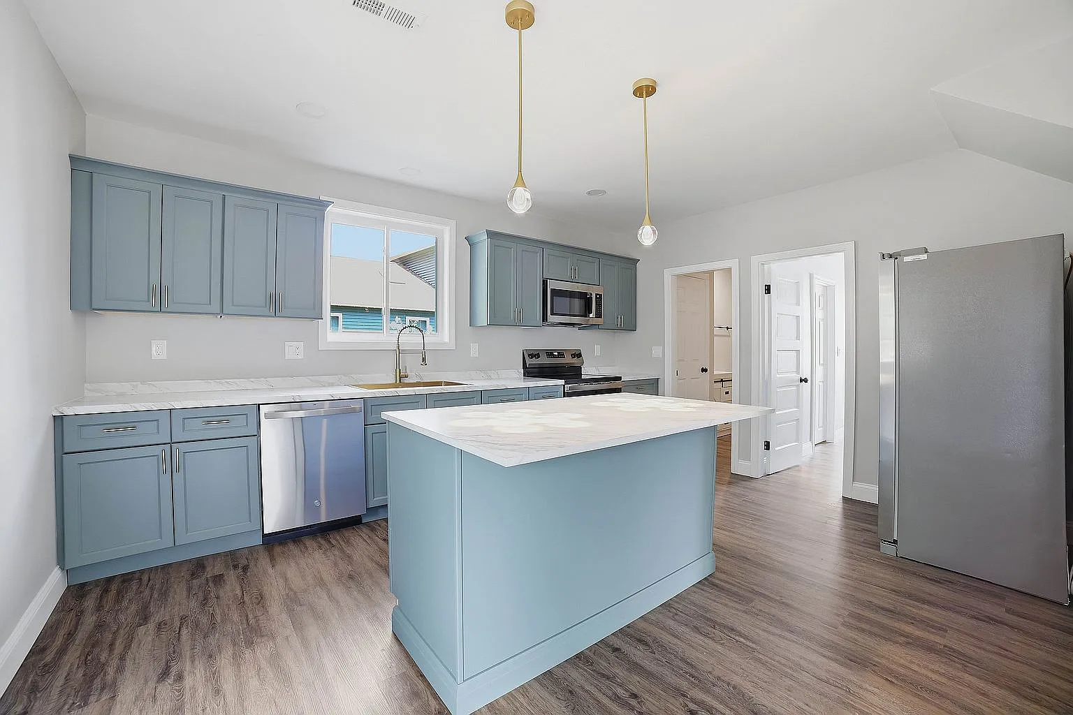 4 bed, 2100 sqft, $3,700 — Photo 2