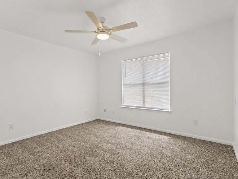 2410 Royal Crest Cir — Photo 13