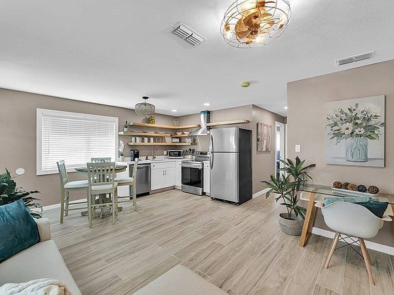 4th image of 208 W Gardenia St #9