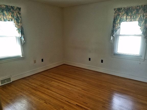 4th image of 702 Carlton Dr