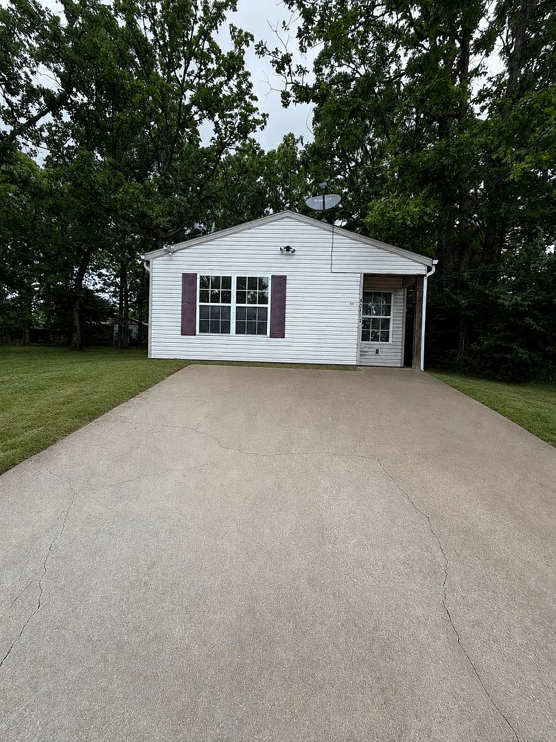 3 Bedroom | 2 Bathroom | 1,100 square feet | Merriam Woods MO! — Photo 1