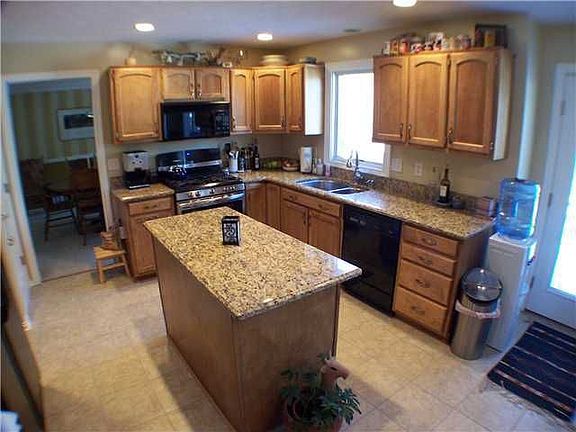 5th image of 521 Appleblossom Way