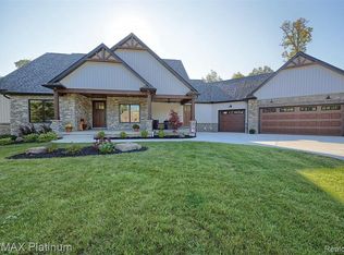 10448 Heron Ct, Fenton, MI 48430