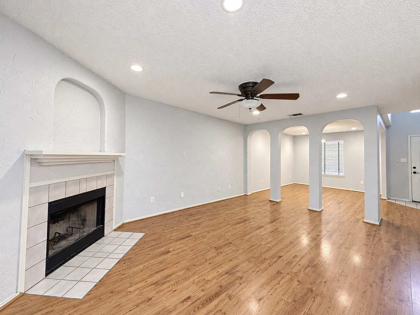 2908 Hollis Dr — Photo 2
