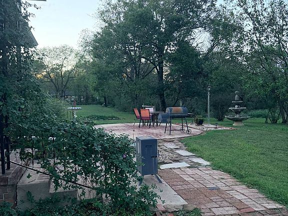 3rd image of 909 Brookside Dr