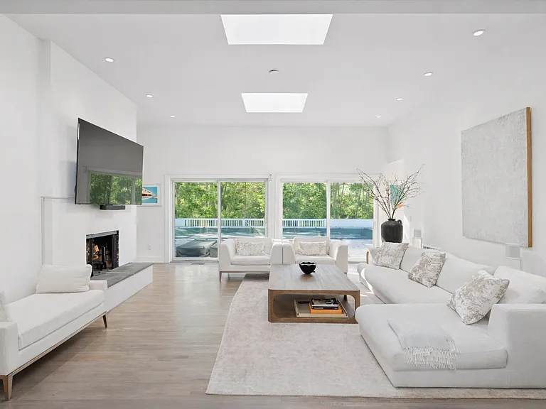 3 Southwood Ln — Photo 3