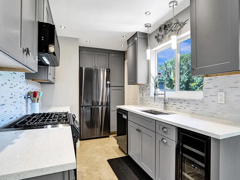 1041 SW 32nd St — Photo 27