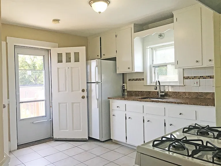 643 Saratoga St #3 — Photo 7