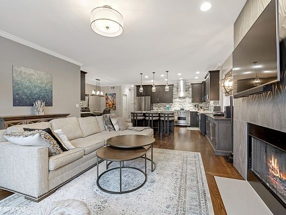 4th image of 2025 W Belmont Ave Unit 3