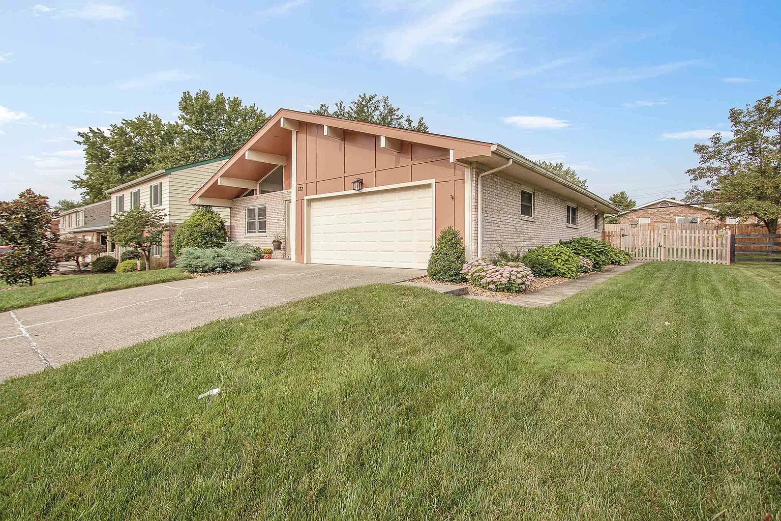 732 Meadow Wood Dr photo 1