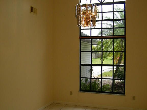 3rd image of 486 SE Thornhill Dr