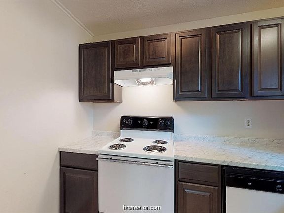 3rd image of 918 Navarro Dr